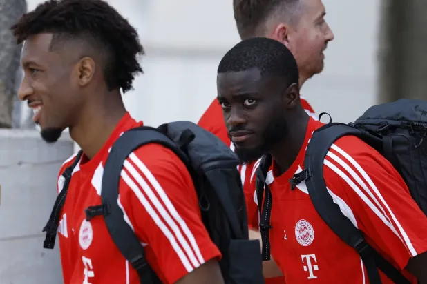 لاعبو بايرن ميونيخ لدى وصولهم أميركا للمشاركة في مونديال الأندية (رويترز)