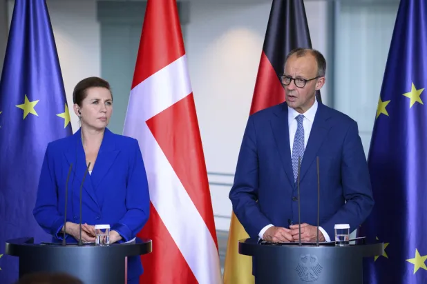 رئيسة الوزراء الدنماركية ميته فريدريكسن والمستشار الألماني فريدريش ميرتس يتحدثان خلال مؤتمر صحافي في برلين (أ.ب)