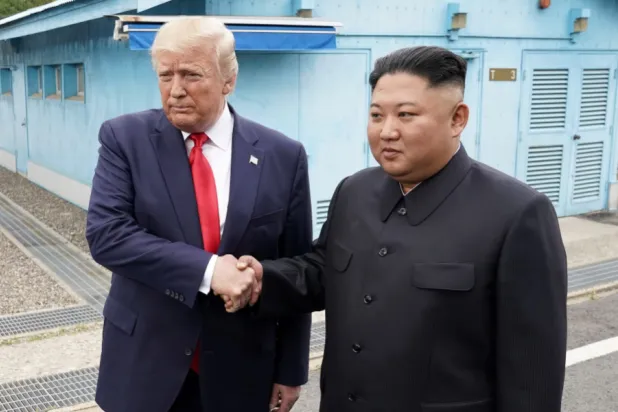 الرئيس الأميركي دونالد ترمب (يسار) يلتقي كيم جونغ أون في المنطقة المنزوعة السلاح التي تفصل بين الكوريتين عام 2019 (رويترز)