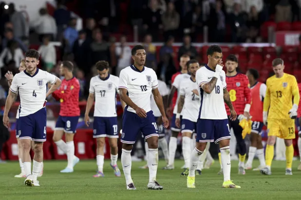 الحسرة بادية على لاعبي إنجلترا (إ.ب.أ)