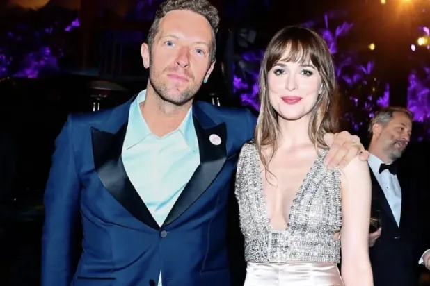 الممثلة الأميركية داكوتا جونسون ومغني فريق كولدبلاي البريطاني كريس مارتن (إنستغرام)