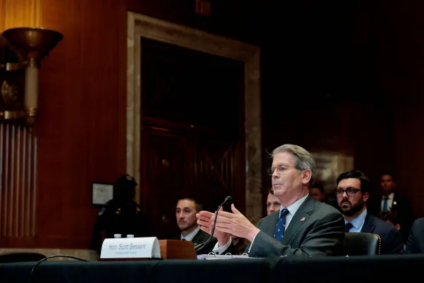 بيسنت يدلي بشهادته خلال جلسة استماع أمام لجنة المخصصات بمجلس الشيوخ (أ.ف.ب)