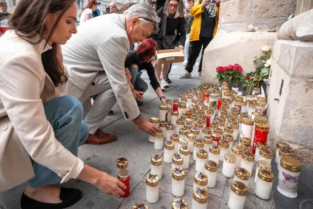 وضع الناس الشموع والزهور أمام كاتدرائية القديس ستيفن (ستيفانسدوم) الشهيرة في فيينا حداداً على ضحايا مدرسة «بورغ درايرشوتزنجاسه» في غراتس جنوب شرقي النمسا بعد يوم واحد من مقتل عشرة أشخاص هناك في حادث إطلاق نار في 11 يونيو الحالي في فيينا (أ.ف.ب)