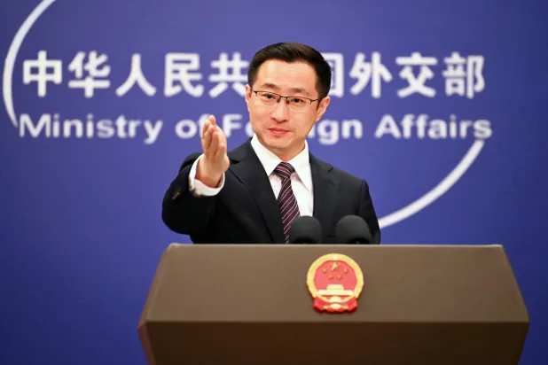لين جيان المتحدث باسم وزارة الخارجية الصينية في مؤتمر صحافي دوري يوم الخميس بالعاصمة بكين (د.ب.أ)