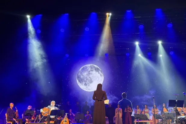 قمرٌ شاهد على أمسية أعادت ترتيب العلاقة بين القلب والكلمة (الشرق الأوسط)