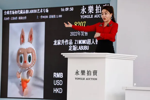 «لابوبو»... من دمية إلى ظاهرة (رويترز)