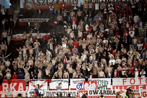 المباراة توقفت نحو 40 دقيقة (رويترز)