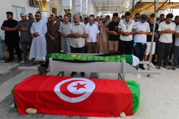 مشيّعون يُصلّون على نعش هشام ميراوي (46 عاماً) المُغطّى بالعَلم الذي قُتل الشهر الماضي جنوب فرنسا خلال جنازته بمدينة القيروان وسط تونس 11 يونيو 2025 (أ.ف.ب)