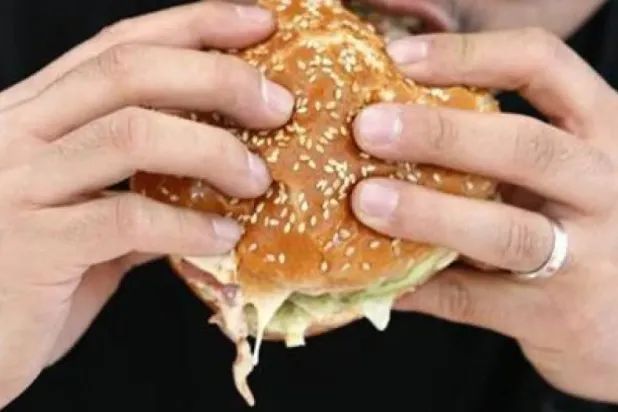 نسيان الأشخاص أي وجبة قد يتسبب في شعورهم بالجوع المفرط (رويترز)