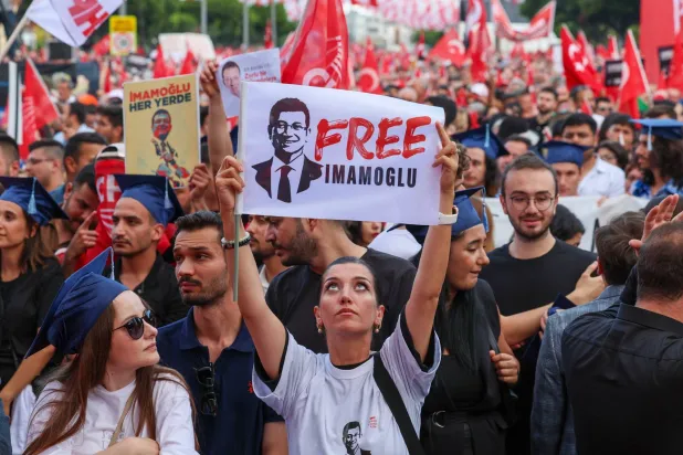 متظاهرون في تركيا يطالبون بالإفراج عن رئيس بلدية إسطنبول المحتجز منذ 19 مارس الماضي (حزب الشعب الجمهوري - إكس)