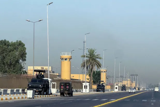 مدرعات تابعة للأمن العراقي تتمركز خارج السفارة الأميركية في ببغداد (رويترز)