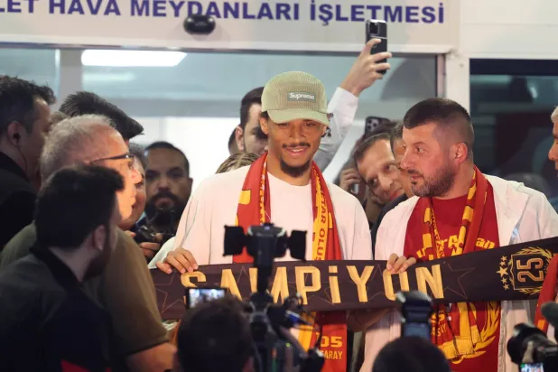 ساني لحظة وصوله إلى مطار إسطنبول الدولي