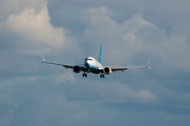 طائرة بوينغ «737 ماكس» كان من المقرر أن تستخدمها الخطوط الجوية الصينية قبل أن تعيدها إلى المصنع (رويترز)