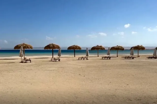 تندات شمسية في إحدى القرى على ساحل البحر الأحمر (رويترز)