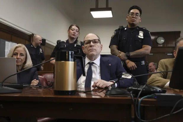 المنتج السينمائي الأميركي هارفي واينستين خلال محاكمته (أ.ب)