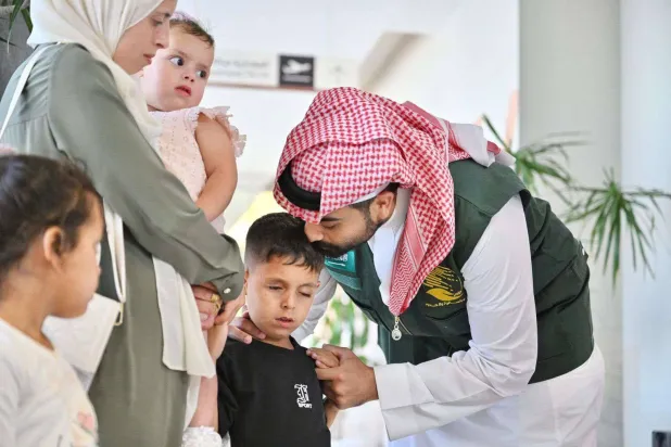 الطفل الفلسطيني محمد حجازي لدى وصوله إلى الرياض الخميس (مركز الملك سلمان للإغاثة)
