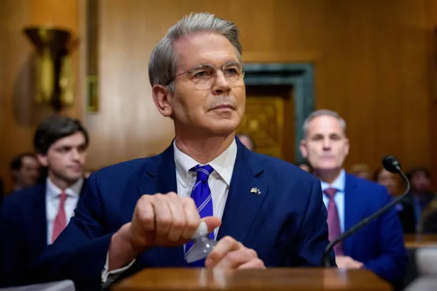 سكوت بيسنت وزير الخزانة الأميركي خلال جلسة استماع في الكابيتول بواشنطن (أ.ف.ب)