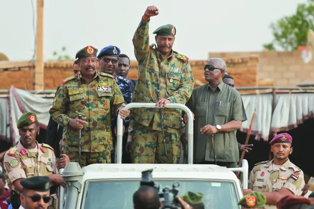 قائد الجيش السوداني الفريق عبد الفتاح البرهان يحيِّي مؤيديه في العاصمة الخرطوم (أرشيفية - أ.ب)