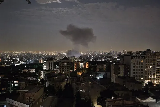 İran Devrim Muhafızları'na ait bir kanalın Telegram'da paylaştığı, İsrail'in hava saldırısı düzenlediği Tahran'daki bir bina (AFP)