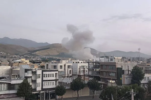 صورة نشرتها قناة «سيباه نيوز» التابعة للحرس الثوري الإيراني في 13 يونيو 2025 تظهر دخاناً يتصاعد من موقع استهدفته غارة إسرائيلية في العاصمة الإيرانية طهران في وقت مبكر من الصباح (أ.ف.ب)