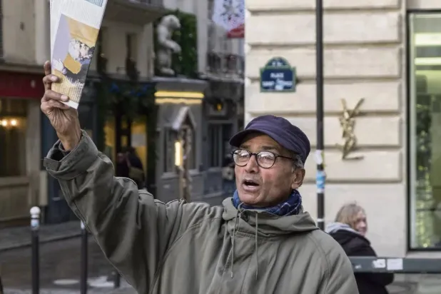 بائع صحف يُكرَّم بميدالية الاستحقاق (لومانيتيه)