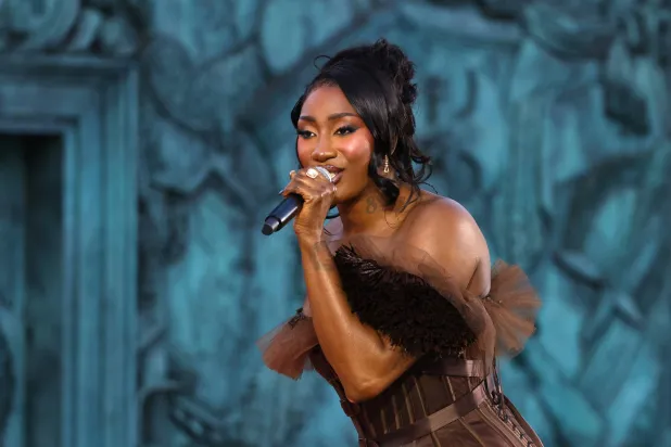 باريس تُكرّم سمراءها اللامعة (غيتي)