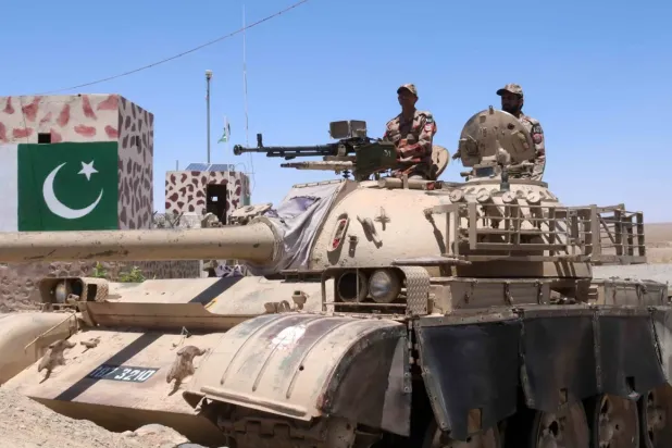  Afganistan sınırında Pakistan ordusuna ait bir tank görüldü (EPA)