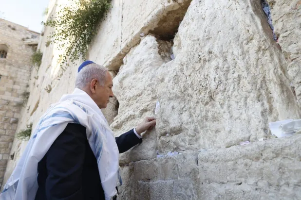 صورة لنتنياهو وهو يضع ورقة على حائط البراق أمس قبل ضرب إيران (إكس)