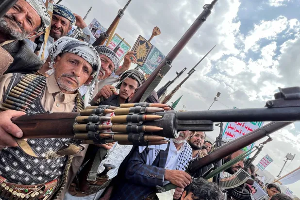 مسلحون حوثيون خلال حشد في صنعاء دعا إليه زعيمهم (رويترز)
