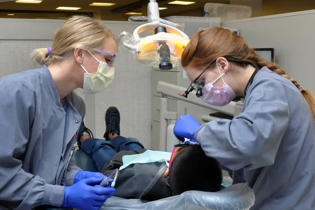 التهابات جذور الأسنان تنشأ نتيجة تسوس الأسنان غير المُعالج (جامعة نبراسكا)