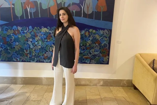 تبحث دائماً في ذاكرتها عن صور خيالية لتنقلها إلى لوحاتها (الشرق الأوسط)