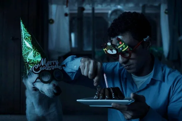 عصام عمر والكلب رامبو في مشهد بالفيلم (الشركة المنتجة)