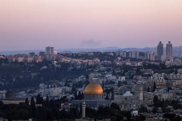 الدخان يتصاعد في سماء إسرائيل بعد إطلاق صاروخ من اليمن (إ.ب.أ)