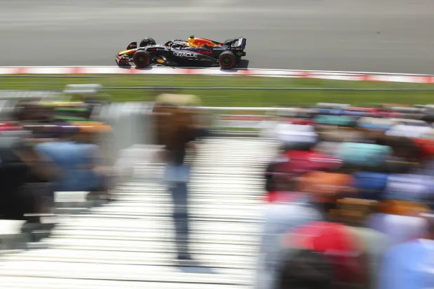 فيرستابن خلال مرحلة التجارب الحرة الأولى (أ.ب)