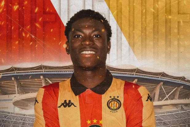 ديارا بقميص الفريق بعد توقيع العقد (نادي الترجي)