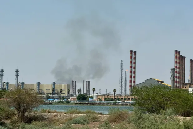 تصاعد الدخان قرب مصفاة عبادان الإيرانية يوم 14 يونيو 2025 (رويترز)