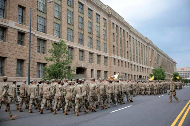 جنود يسيرون في أثناء قيامهم بتدريبات قبل العرض العسكري المخطط له في واشنطن العاصمة (أ.ف.ب)