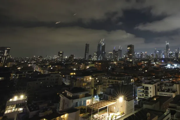 صواريخ أُطلقت من إيران باتجاه إسرائيل شوهدت في تل أبيب (رويترز)