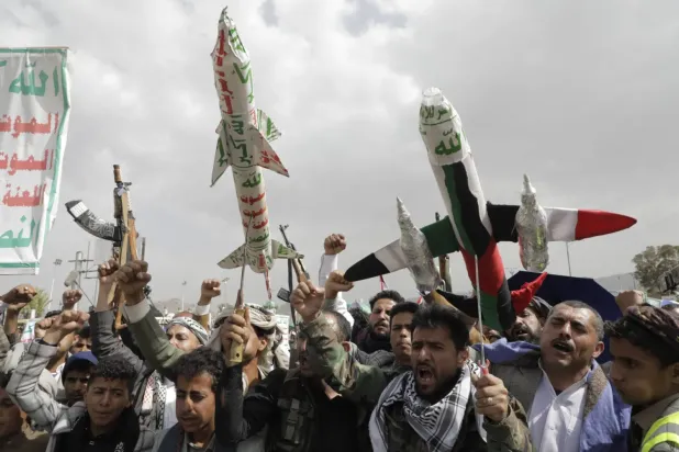 Husi destekçileri Sana'da ABD ve İsrail karşıtı bir protesto sırasında temsili bir uçak taşıdı 30 Mayıs 2025 (EPA)