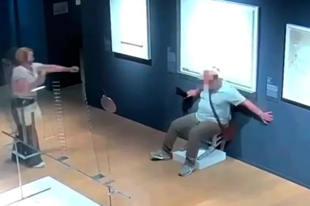 رجل وامرأة يلتقطان صوراً في متحف بينمات يحاول الرجل الجلوس على «كرسي فان غوخ» ما ادى إلى تحطمه (مقطع من فيديو)