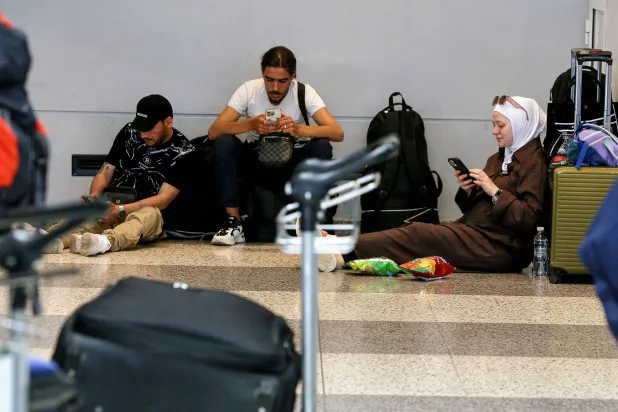 ركاب عالقون في مطار بيروت بعد إلغاء رحلاتهم الجوية (د.ب.أ)