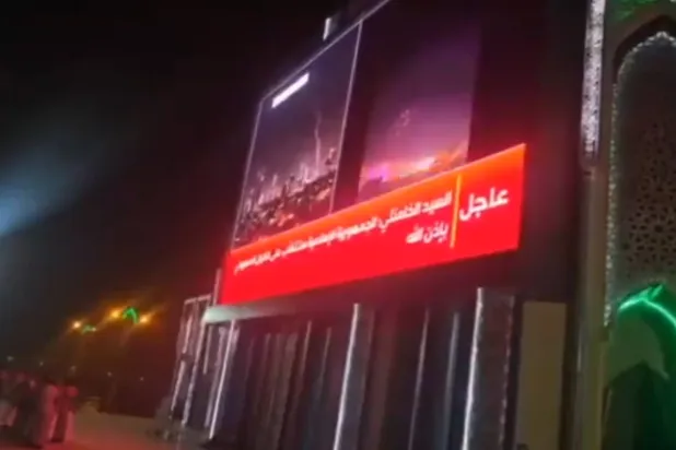 شاشة عملاقة نصبتها الجماعة في إحدى الساحات بصنعاء لمتابعة التصعيد بين إسرائيل وإيران (إكس)