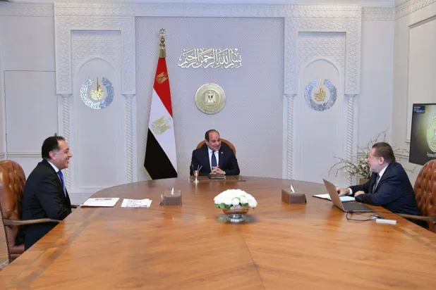 الرئيس المصري عبد الفتاح السيسي في لقاء سابق مع رئيس الوزراء مصطفى مدبولي ومحافظ البنك المركزي حسن عبد الله (الرئاسة المصرية)