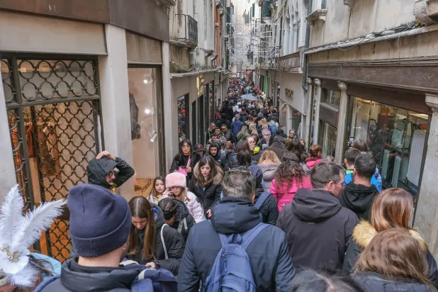 يتزاحم السياح في ساحة سان ماركو بالبندقية الإيطالية (غيتي)