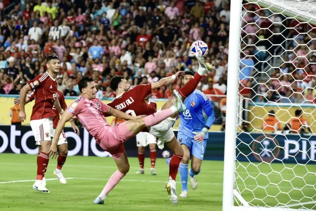 وسام أبو علي مهاجم الأهلي ينقذ مرمى فريقه من فرصة محققة لفريق إنتر ميامي (النادي الأهلي)