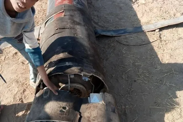 متداولة لطفل يمسك رأس صاروخ إيراني أسقطته منظومة الدفاع الجوي لقوات التحالف والجيش الأميركي