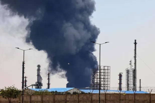 Dün şafak vakti gerçekleşen İsrail saldırısının ardından Tahran'ın güneyindeki bir petrol rafinerisinden yükselen dumanlar (AFP)