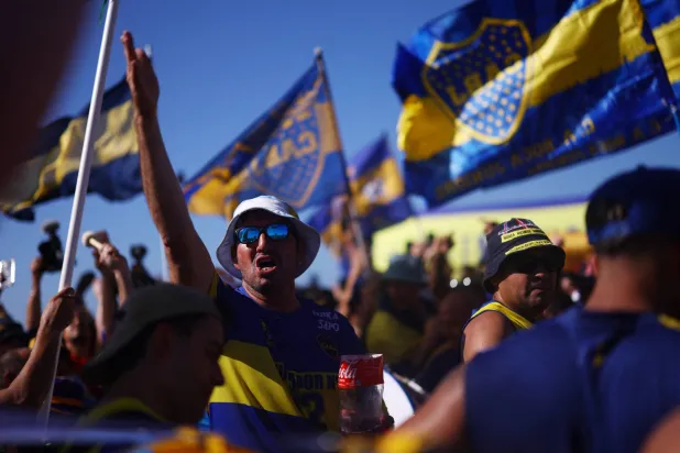 أجواء لاتينية رسمتها الجماهير الأرجنتينية في شواطئ ميامي (رويترز) 