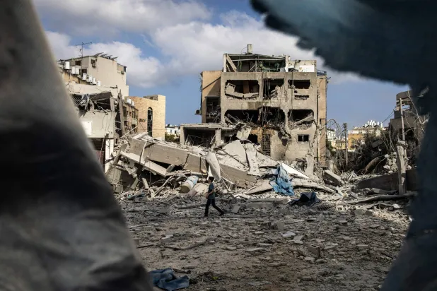 جانب من الدمار جراء القصف الصاروخي الإيراني على شرق تل أبيب (أ.ف.ب)