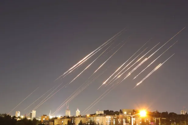 İran'dan İsrail'e fırlatılan balistik füzeler Kudüs semalarında görülüyor. (EPA)